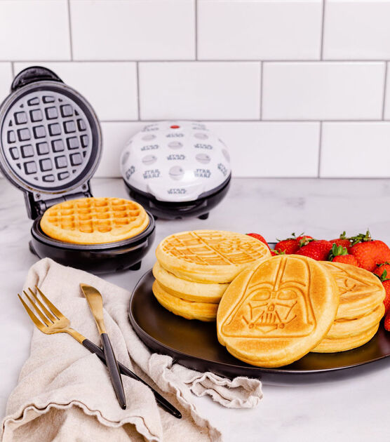 Uncanny Brands Star Wars Mini Waffle Maker Set