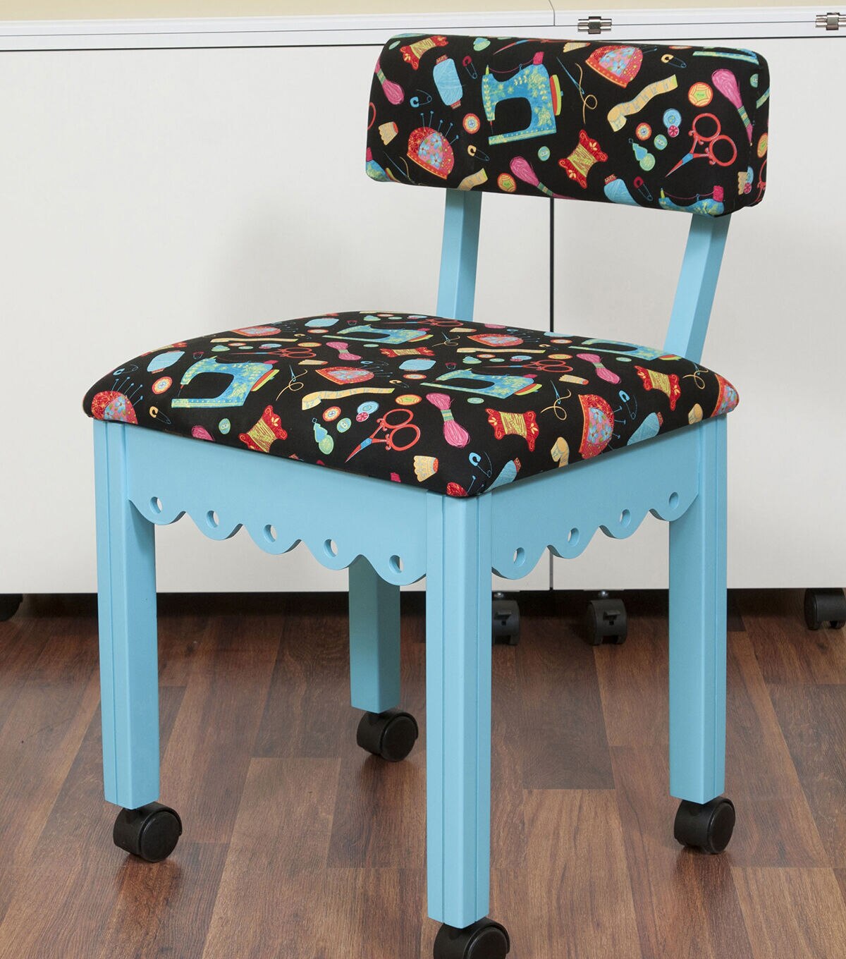 Arrow Sewing Print Material Sewing Chair with Scalloped Base 