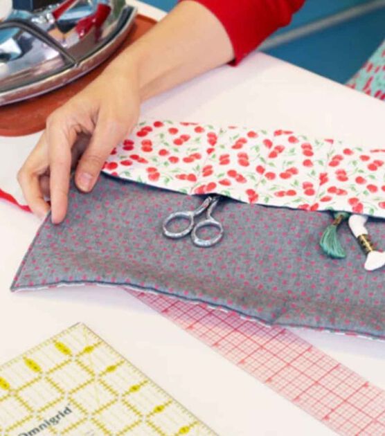Sew a lovely fabric tool roll for all your supplies, image 1