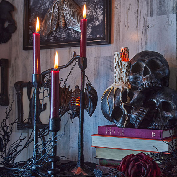 skeleton motifs, spiders & more in your Halloween decor