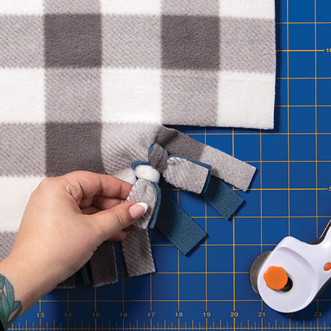 Sense&Play Knot a Quilt Art & Craft Activity - DIY Fleece Tie Blanket Kit  for Crafting Your Own No-Sew Blanket Making Kit Make a Cozy Masterpiece