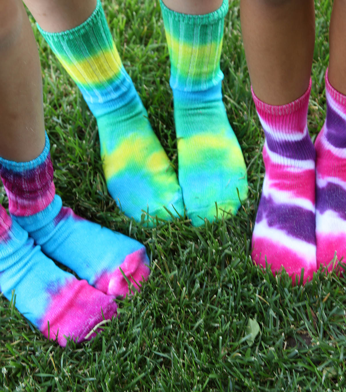 How to Tie Dye Socks: DIY Tie Dyed Socks | JOANN
